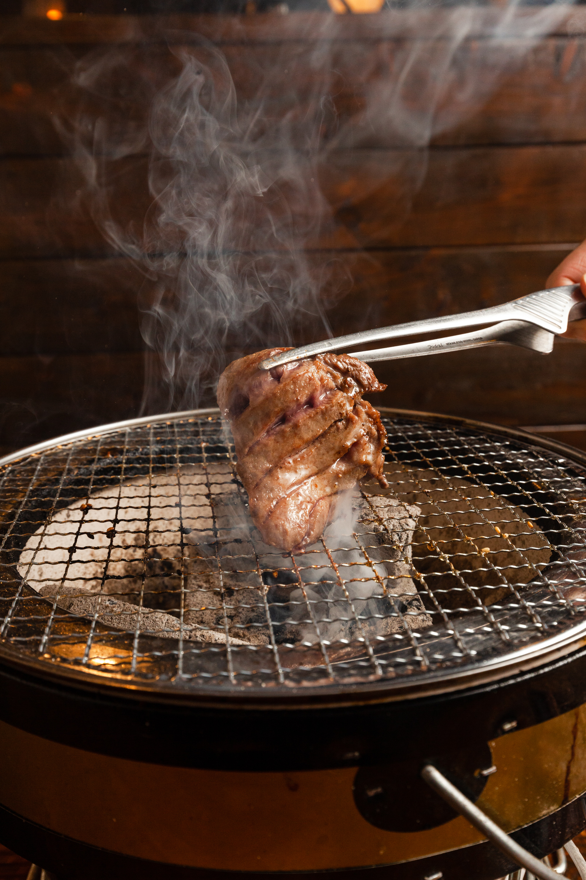 沖縄・浦添の大人焼肉「焼肉てっちゃんここから」｜和牛・自家製タレで